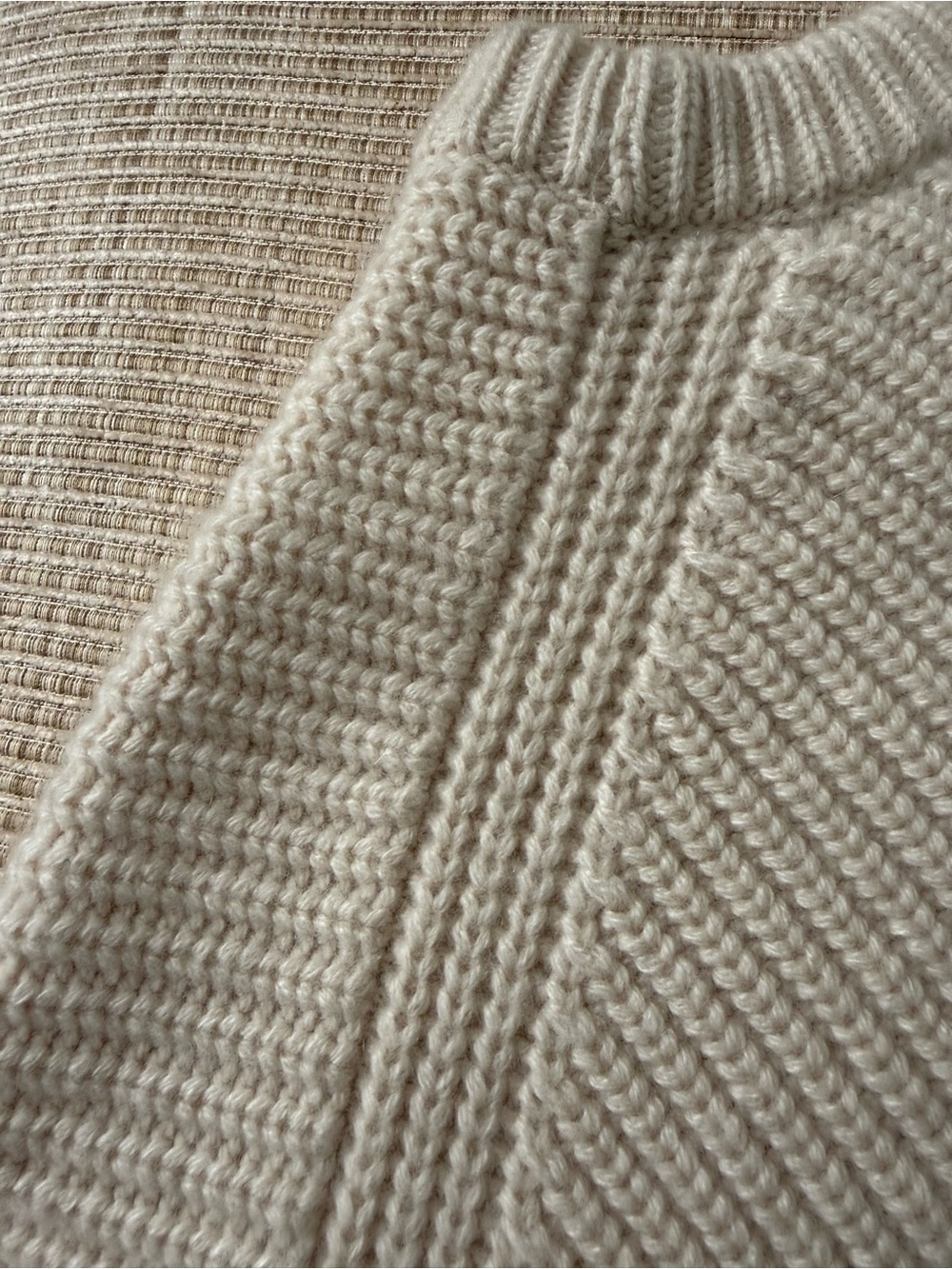 CO Crewneck Sweater NWOT 100% Cashmere * PRISTINE * WORN ONCE* HOT DEAL $99 🔥🔥🔥 - Picture 7 of 12